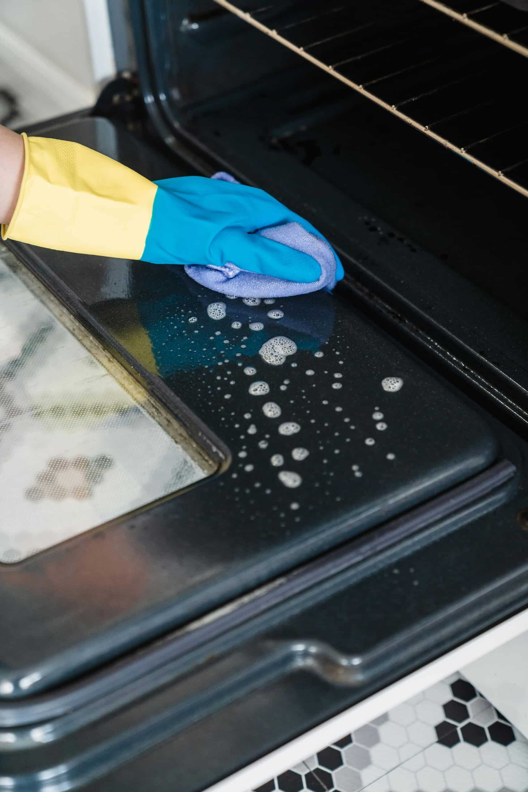 Cleaning the oven - kitchen cleaning tips