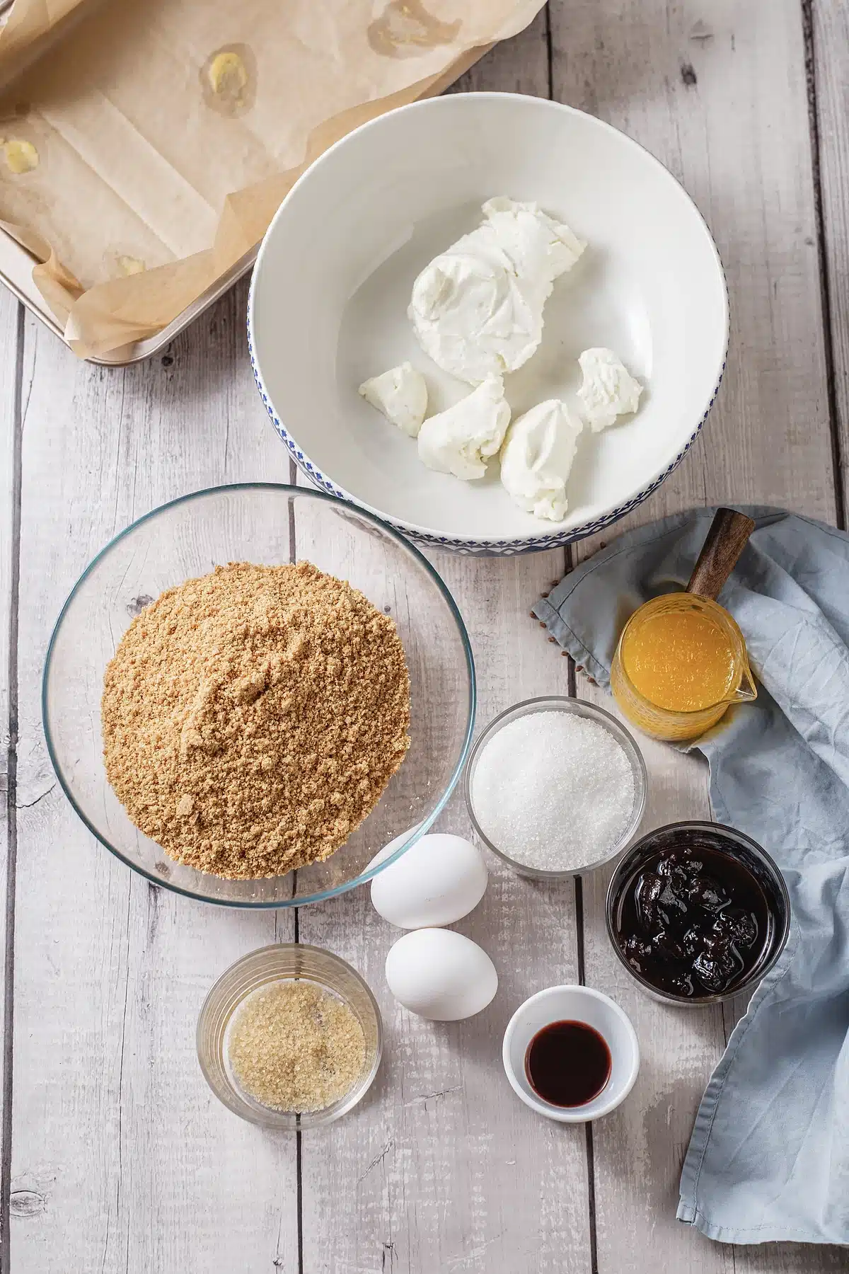 Graham crumbs, cream cheese, sugar, eggs and canned fruit filling in bowls