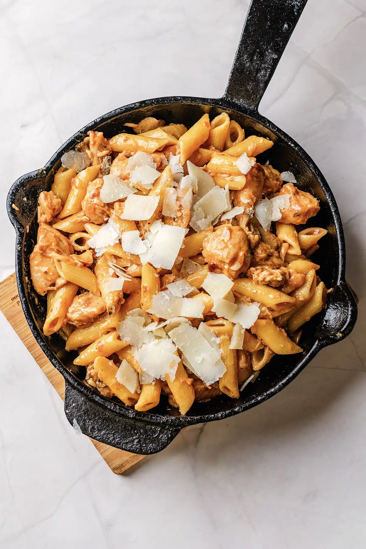 Pasta Da Vinci in a cast iron skillet on a wooden board